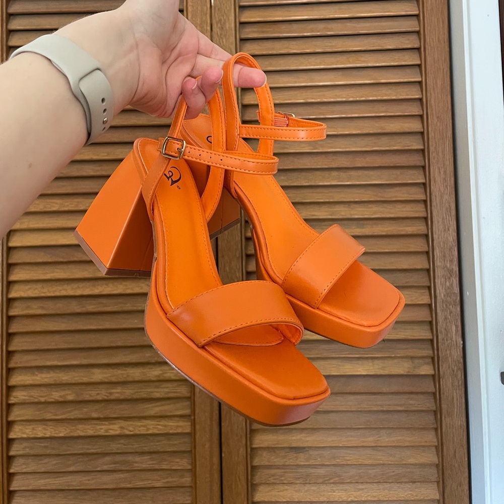 ✨ Windsor Orange Heels Size 7 ✨